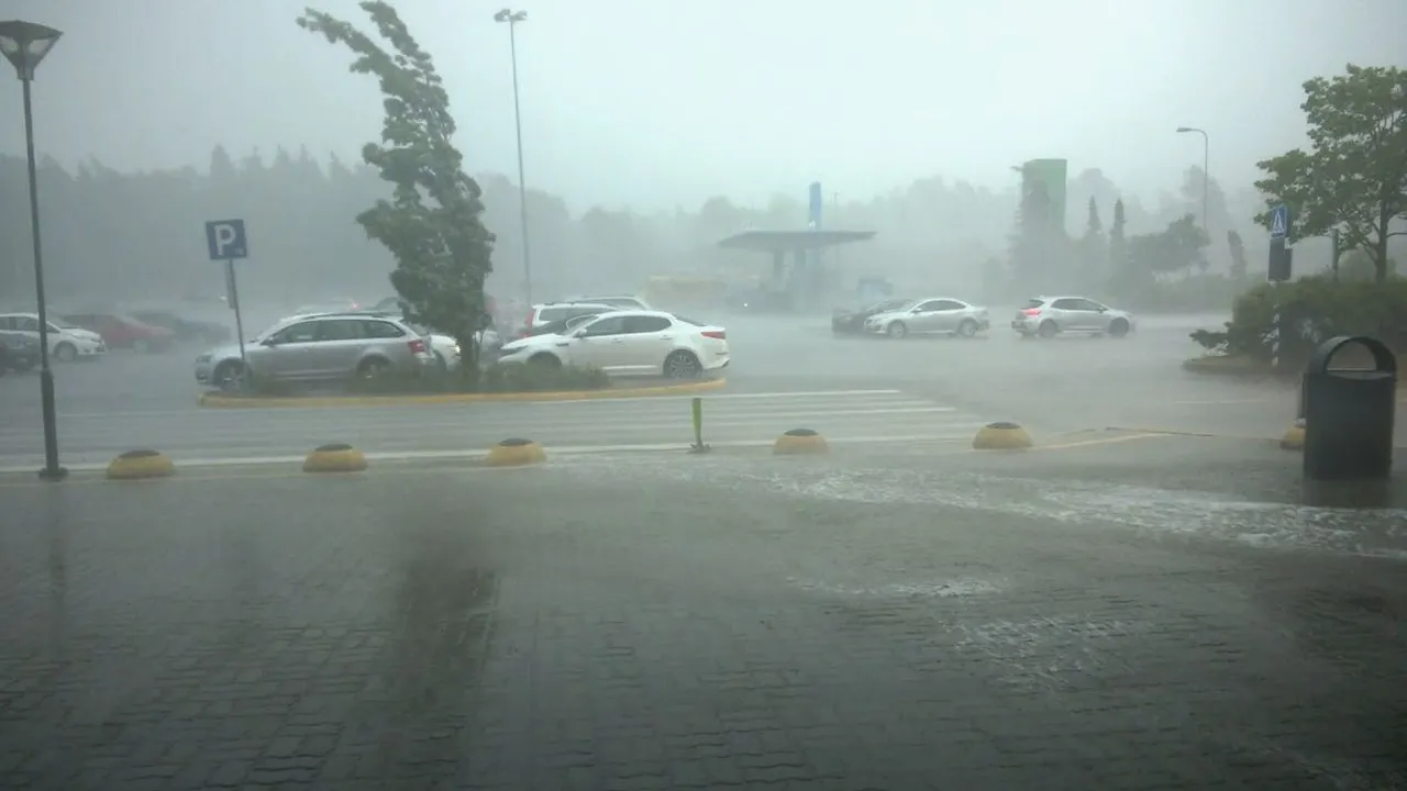 تقلبات جوية تضرب المحافظات مع وصول منخفض خماسيني مصحوب بأمطار رعدية غزيرة